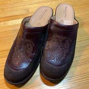 Browns Landing Brown Leather 10M Clogs, paisley print